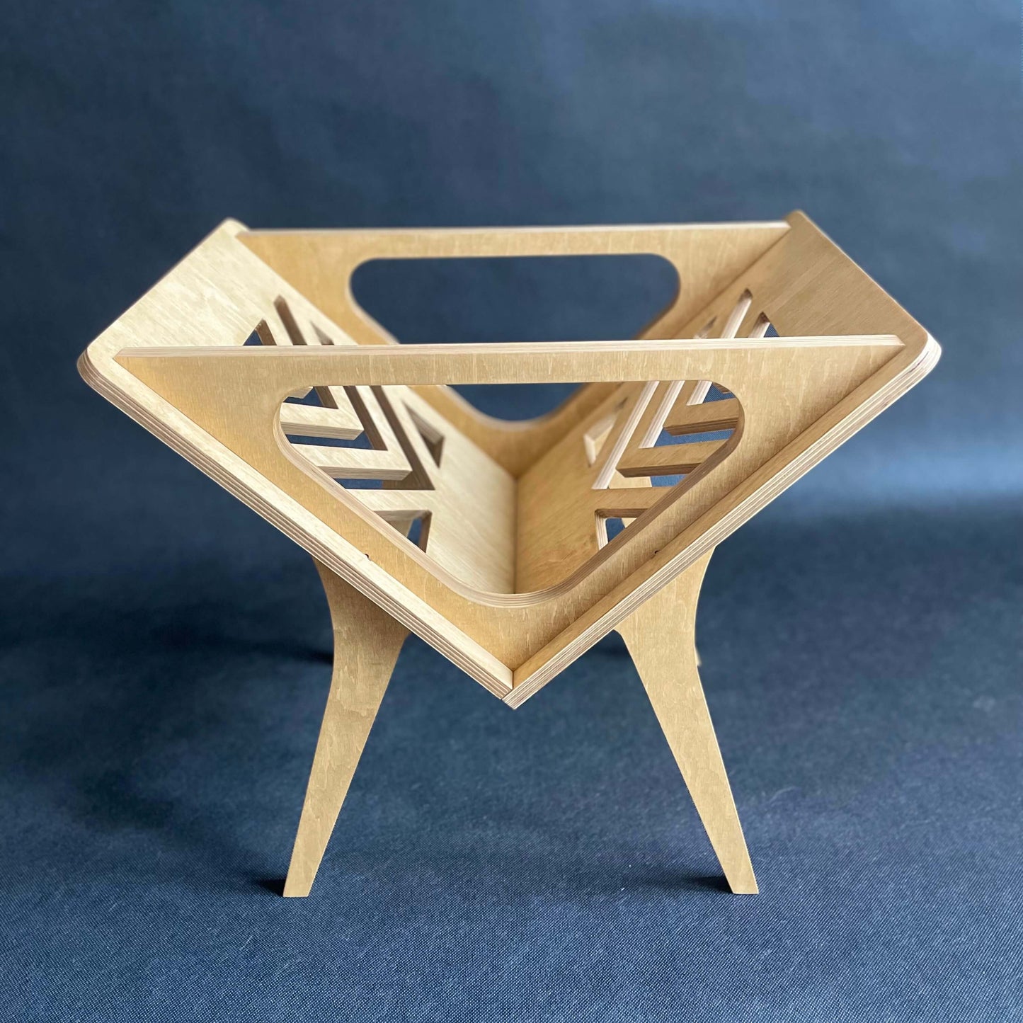 Side view on the vinyl stand showing geometric proportions and 45 degree rotation